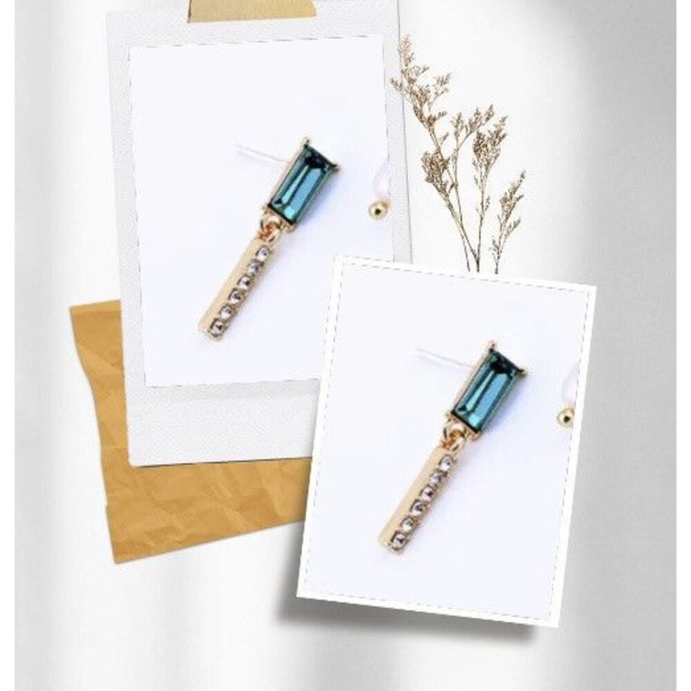 Freshwater Pearl Green Crystal Gold Drop Dainty earrings❄️